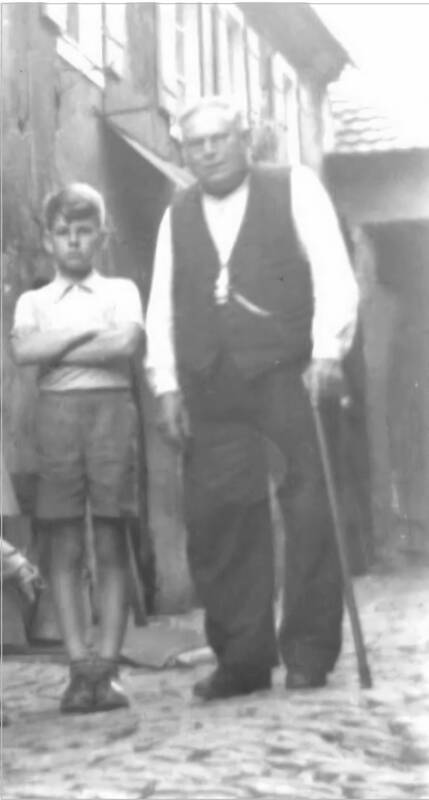 Robert mit Opa Heinrich Foto: R.K. 1954