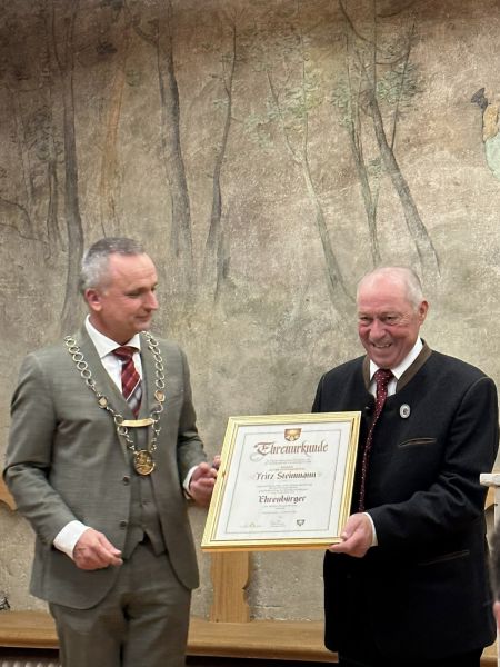 1. Bürgermeister Wilfried Saak und Altbürgermeister Fritz Steinmann bei der Überreichung der Ehrenurkunde