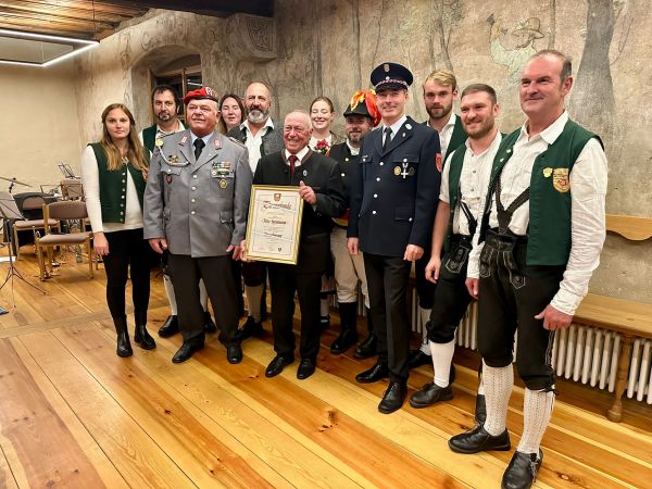 Altbürgermeister und Ehrenbürger Fritz Steinmann mit Vertretern der örtlichen Vereine